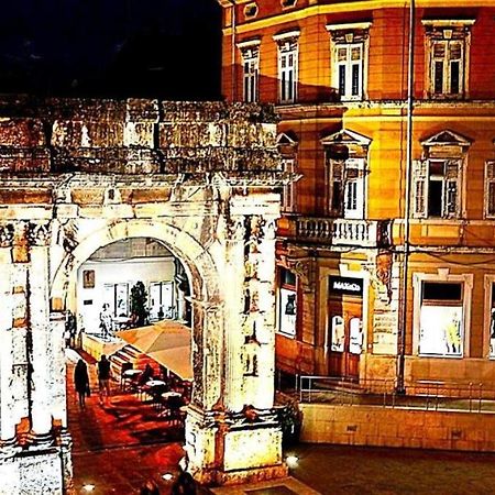 Apartmani Delas Pjescana Uvala Bagian luar foto