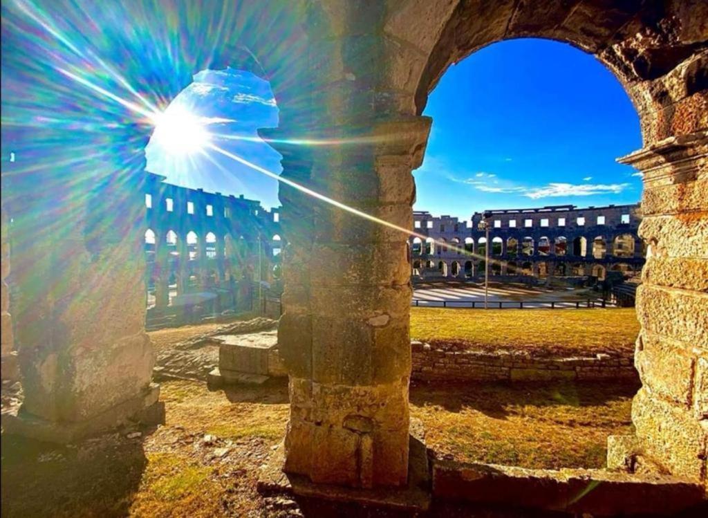 Apartmani Delas Pjescana Uvala Bagian luar foto