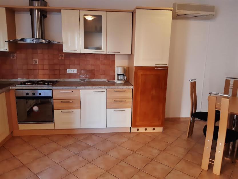 Apartmani Delas Pjescana Uvala Bagian luar foto