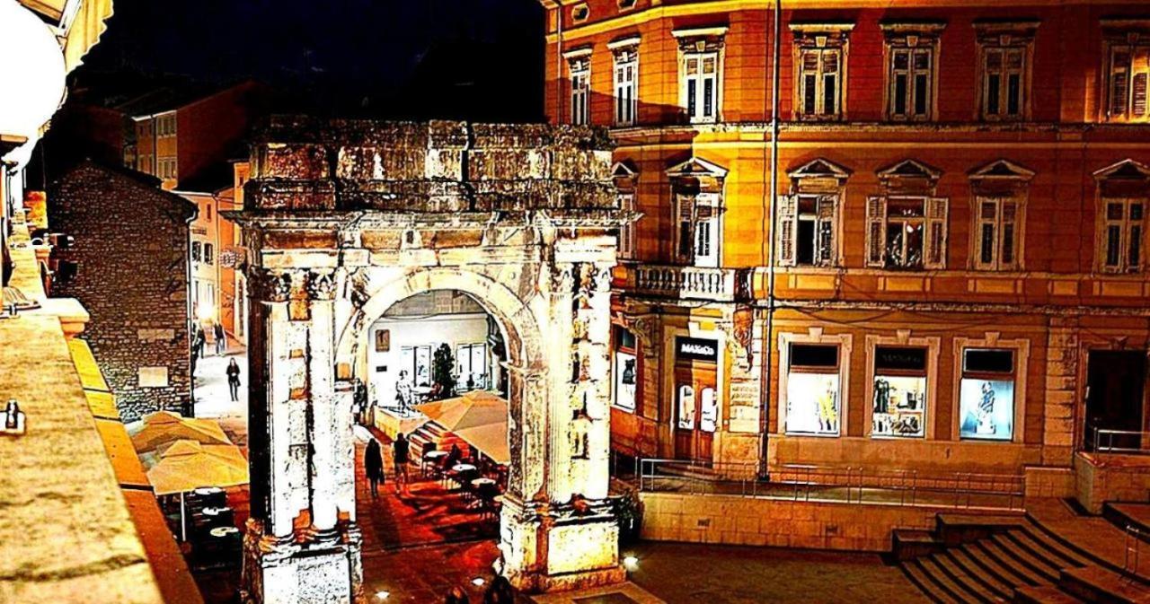 Apartmani Delas Pjescana Uvala Bagian luar foto