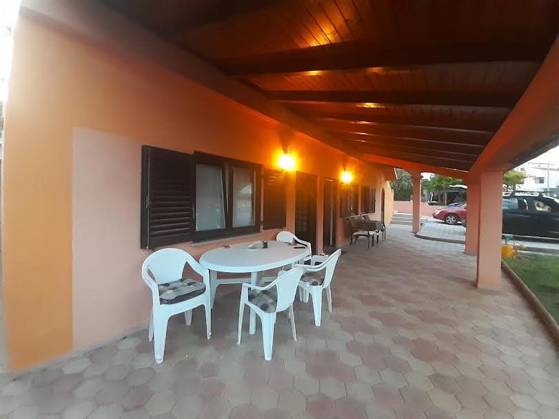 Apartmani Delas Pjescana Uvala Bagian luar foto