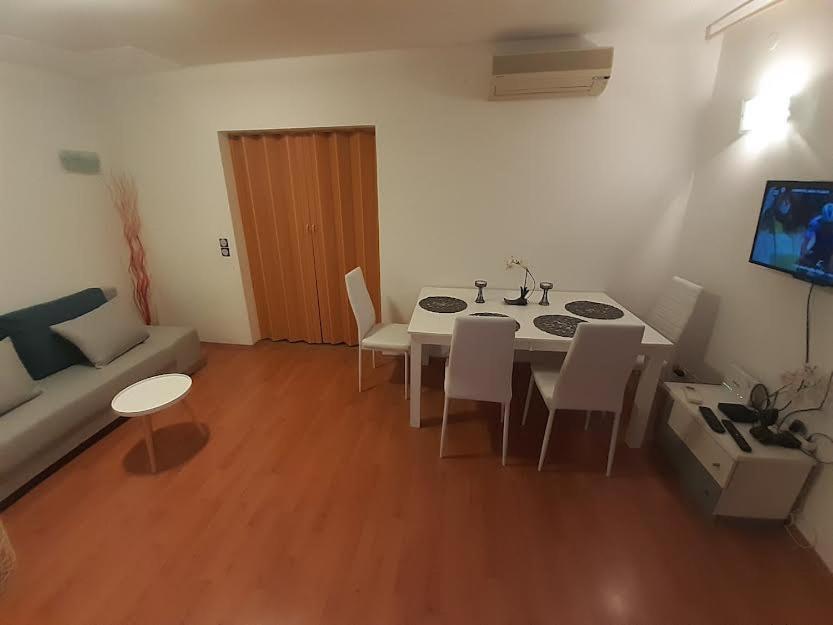 Apartmani Delas Pjescana Uvala Bagian luar foto