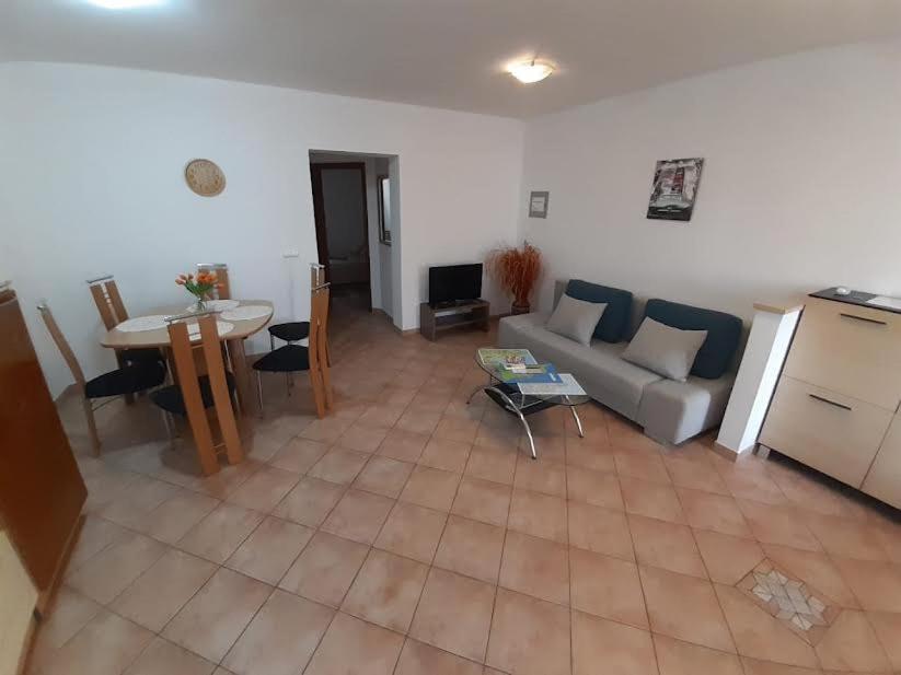 Apartmani Delas Pjescana Uvala Bagian luar foto