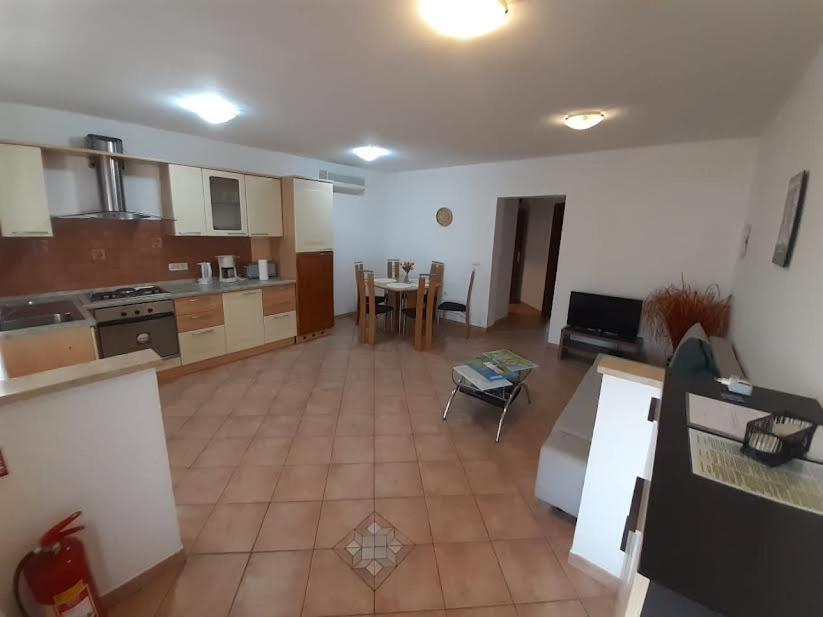 Apartmani Delas Pjescana Uvala Bagian luar foto