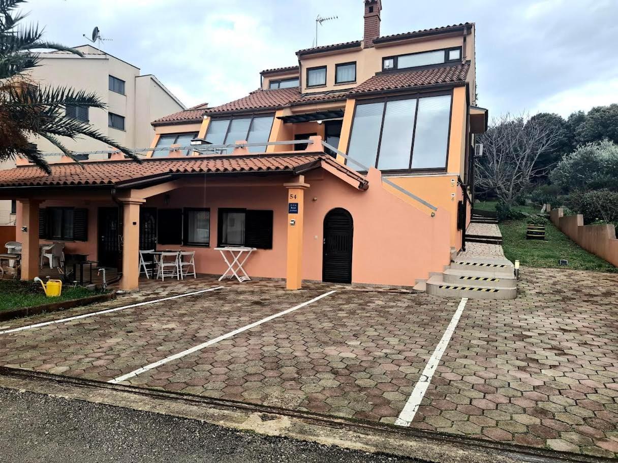 Apartmani Delas Pjescana Uvala Bagian luar foto
