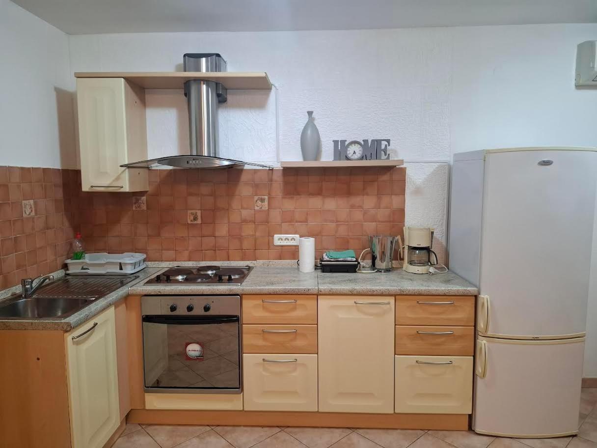 Apartmani Delas Pjescana Uvala Bagian luar foto