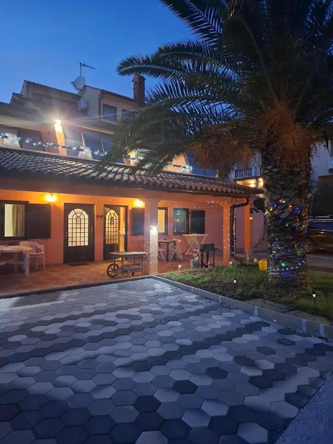 Apartmani Delas Pjescana Uvala Bagian luar foto
